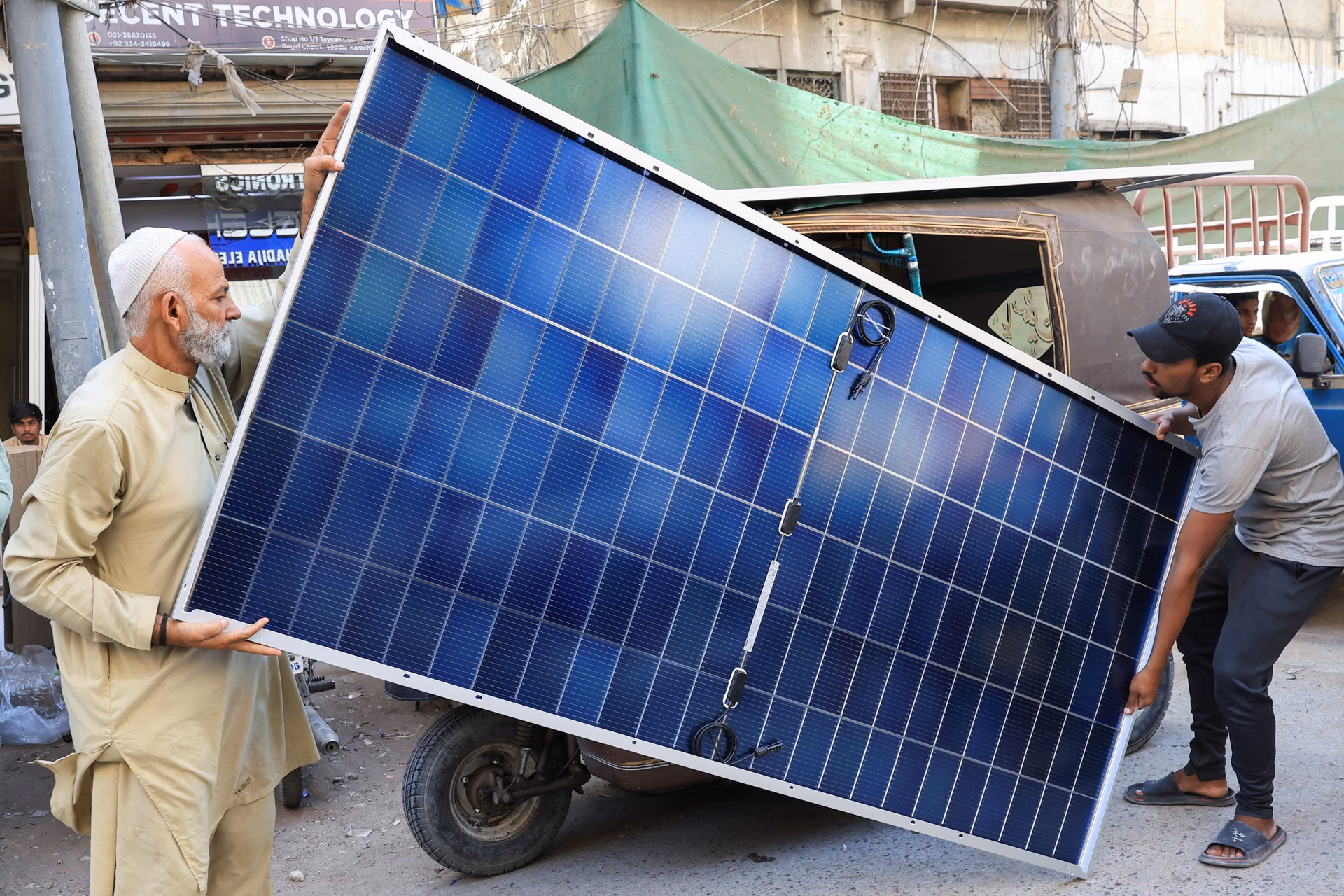 How much does a 10KW solar system cost in Pakistan?