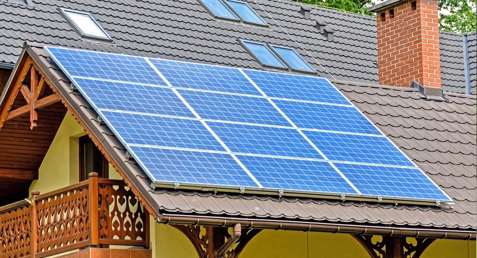 Do hotels use solar panels?