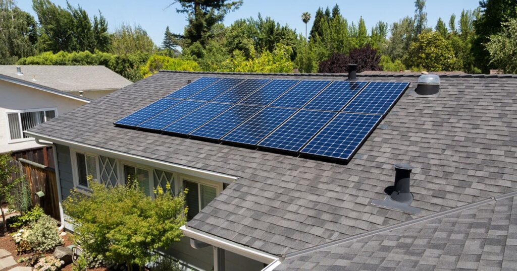 Paneles Solares: ¿Protegen o Dañan tu Techo?