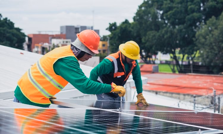 ¿Dónde se les paga más a los instaladores solares?