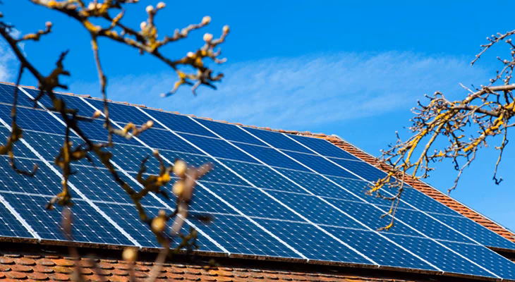 ¿Vale la pena instalar un techo con paneles solares?