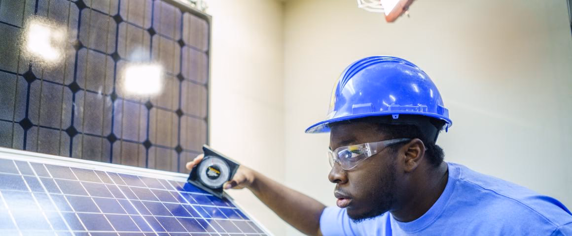 ¿Cómo se llama la carrera para instalar paneles solares?