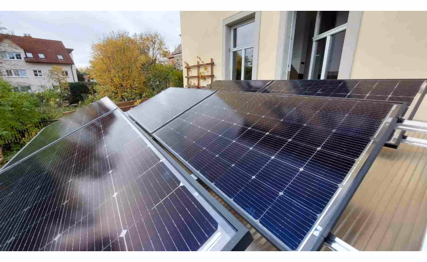 Do solar panels use tempered glass?