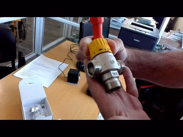 ¿Dónde se pone la válvula de presión en el termo?