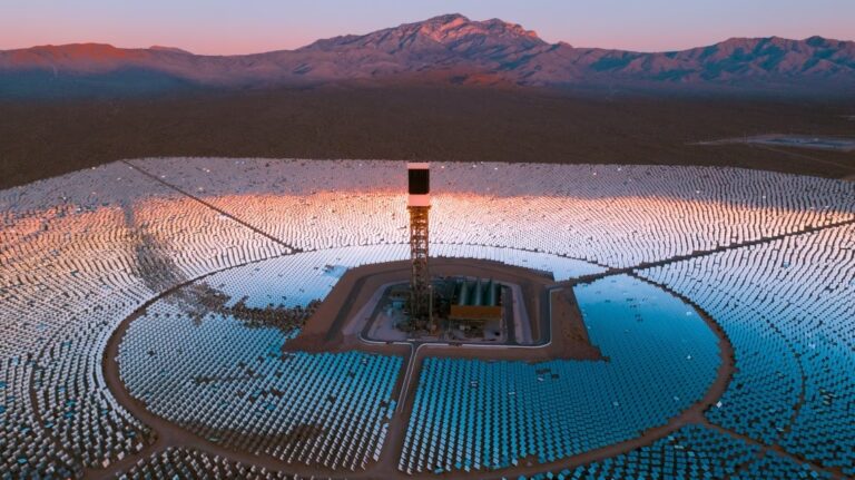 Espejos Solares: El Poder del Sol Concentrado