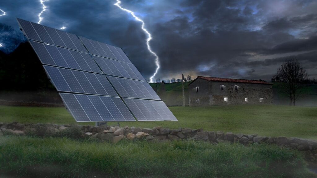 Paneles Solares y Rayos: Riesgos y Protección