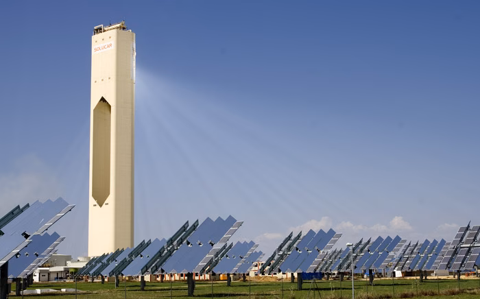 ¿Cómo funciona una torre de energía solar?