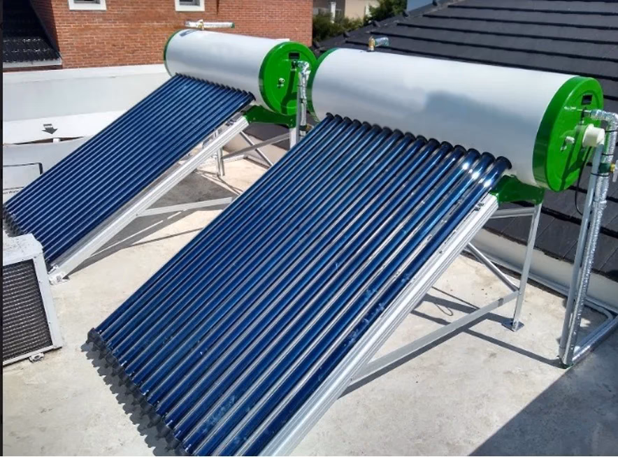 ¿Puedo transportar un calentador de agua nuevo de lado?