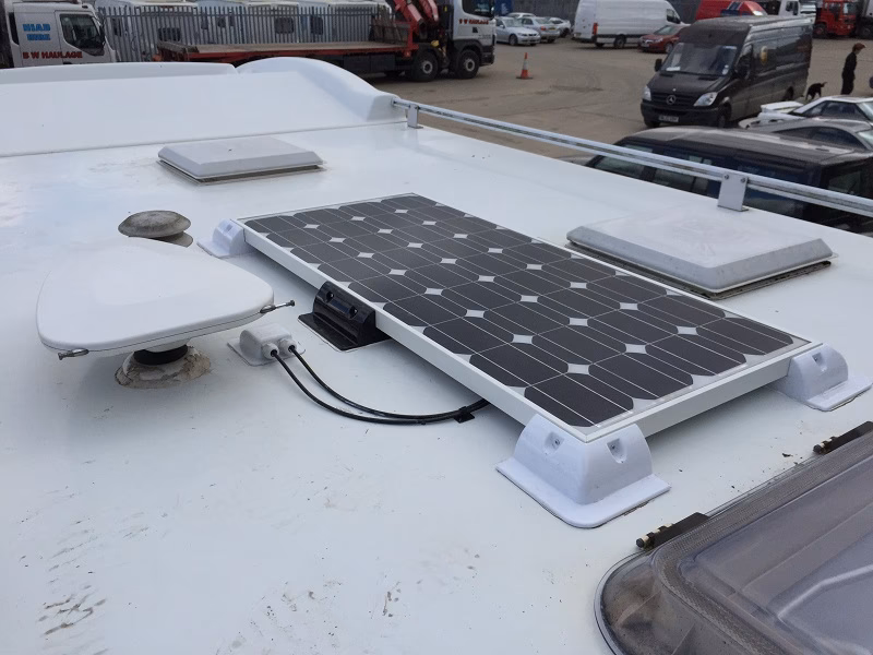 ¿Se puede alimentar una autocaravana con paneles solares?