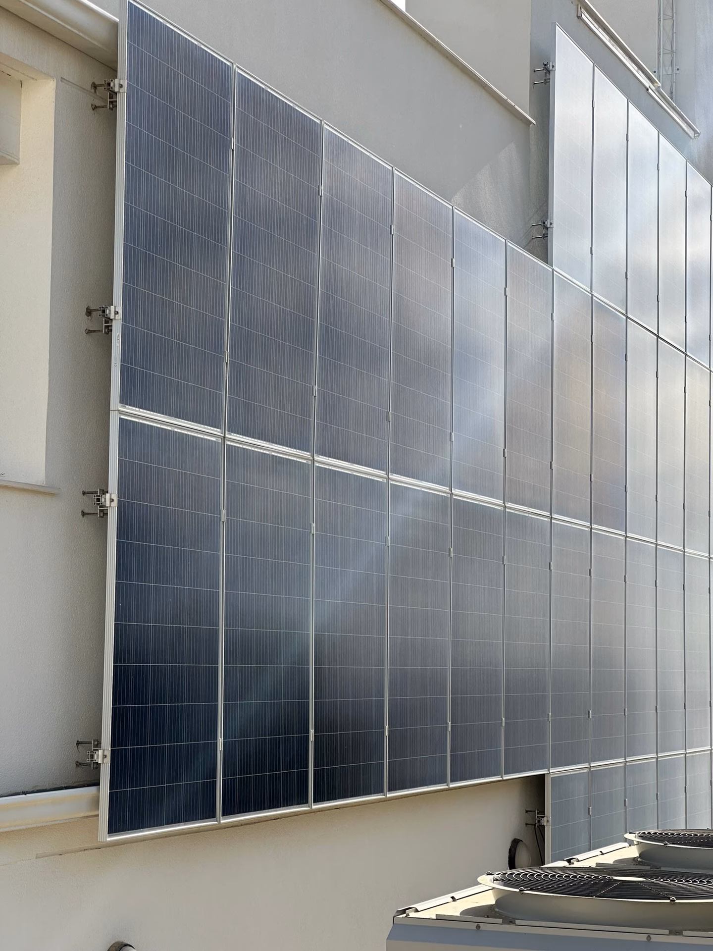 Can solar panels be mounted on walls?